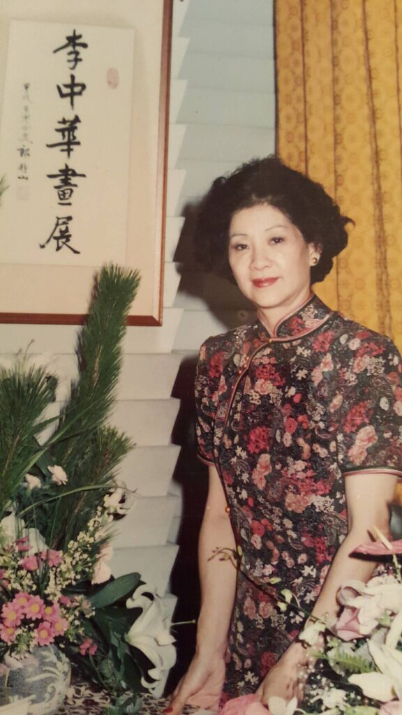 ▲1994年在李中華在臺北市國軍文藝活動中心舉行個人畫展，攝影大師郎靜山特別題字道賀，傳為美談。（圖/李中華 提供）