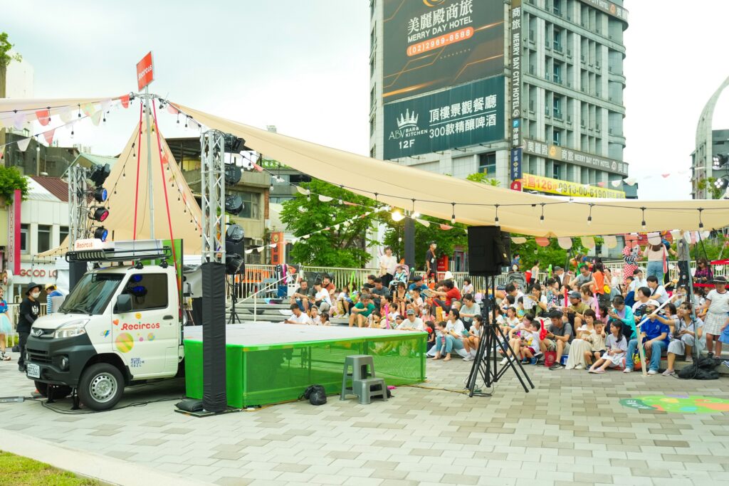 「Recircus移動綠劇場」運用電動車改裝成移動舞台。（圖/文化局提供）