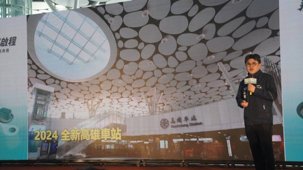 ▲落成啟用的高雄新車站廣場成圓天棚。（圖/交通部 提供）