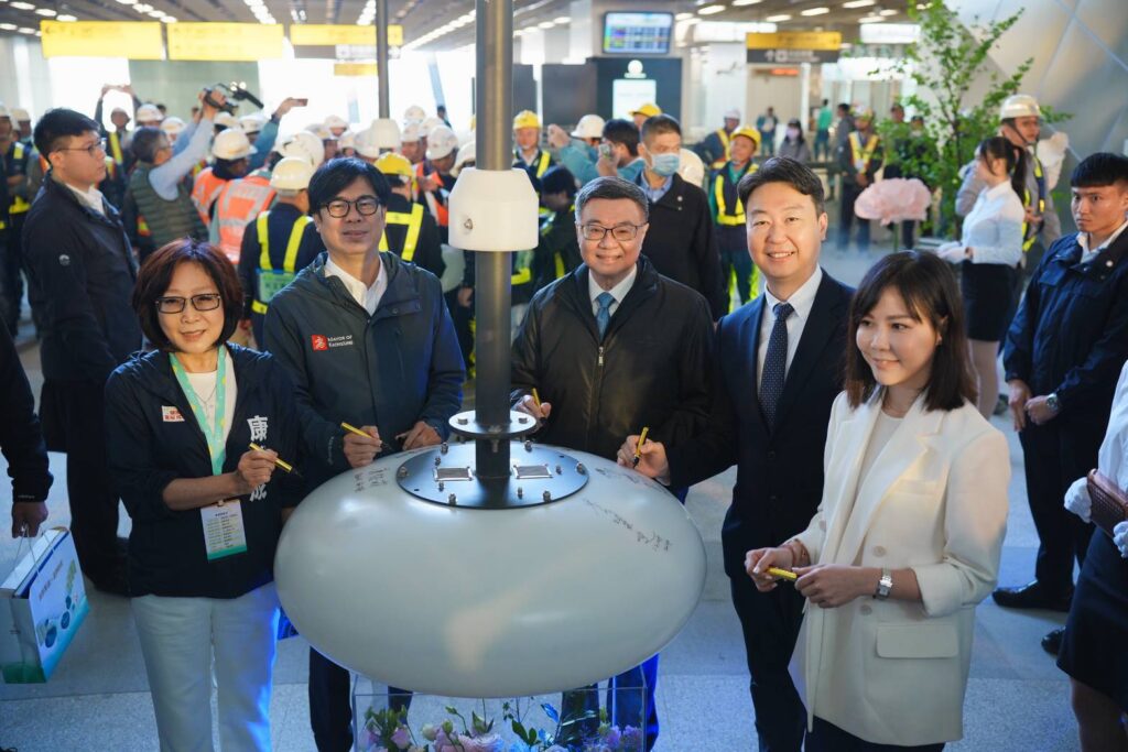 ▲與會貴賓開心於現場合影留念。（圖/交通部 提供）