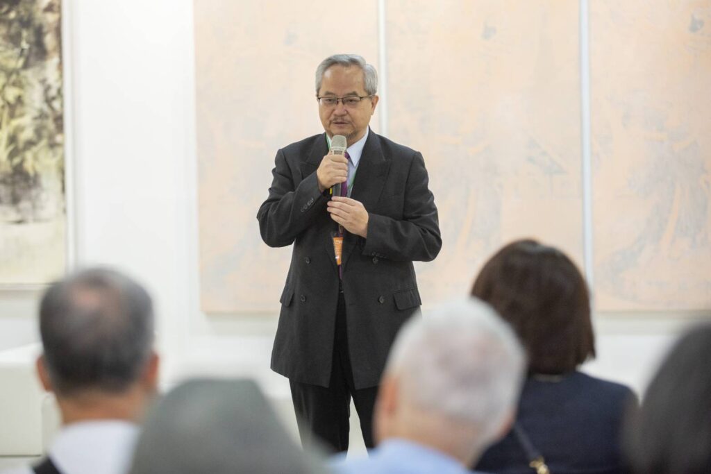 ▲主辦高雄藝術博覽會的大苑藝術總監張學孔,在開幕式上致詞表達對此項活動的內容與特色,持以正向期待。(圖/大苑藝術 提供)