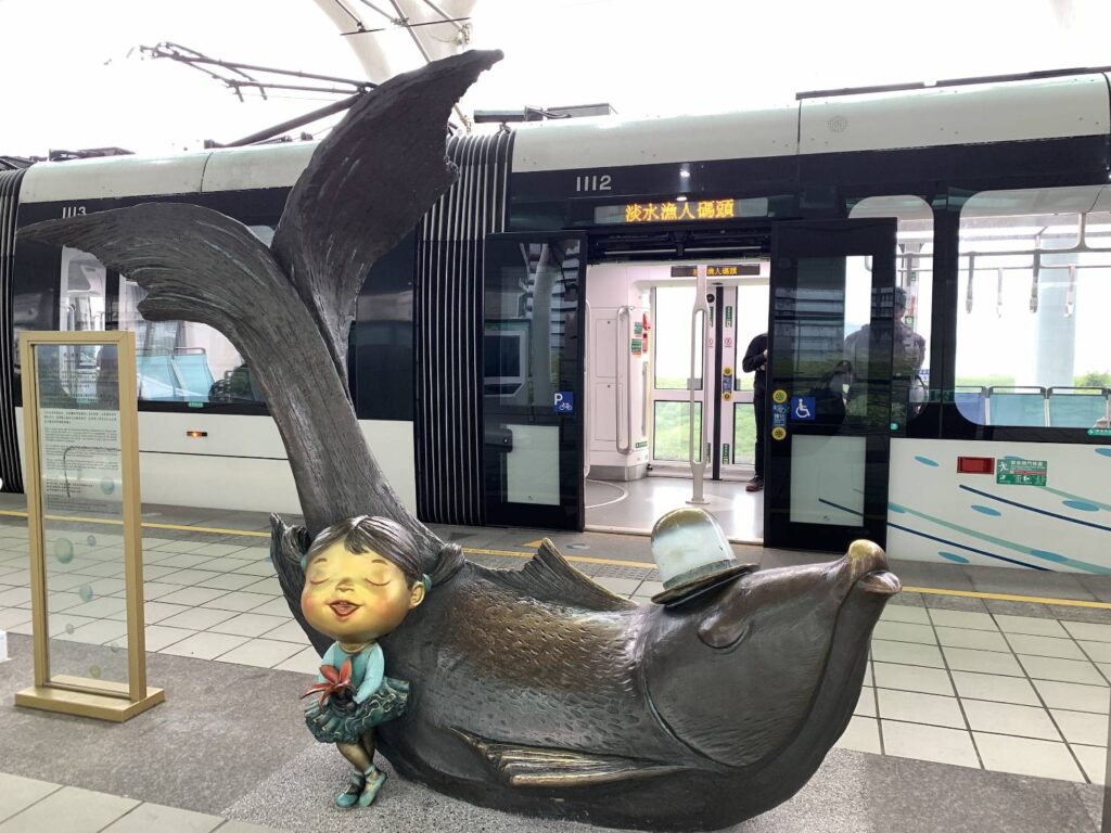 ▲不少裝置藝術在淡水車站受到矚目。（圖/新北市漁業處 提供）