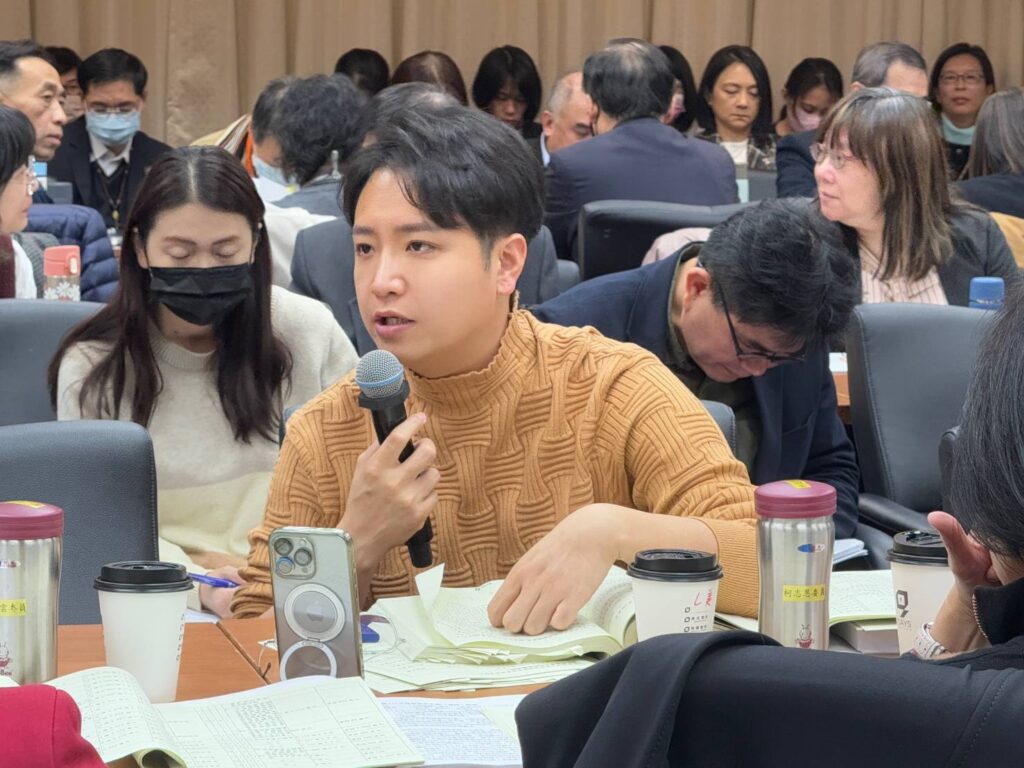 ▲立委羅廷瑋為文化部的國漫館與公視業務與政策不滿，提出刪減預算，並要求文化部專案報告。（記者 辛澎祥/攝）