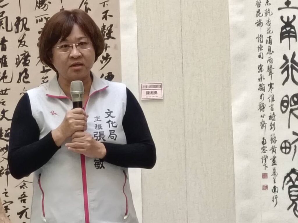 ▲桃園市文化局主任秘書張至敏致詞時表示對王漢基先生策辦書畫比賽與獲獎作品展出的行動表示正向肯定。(記者 辛澎祥/攝)