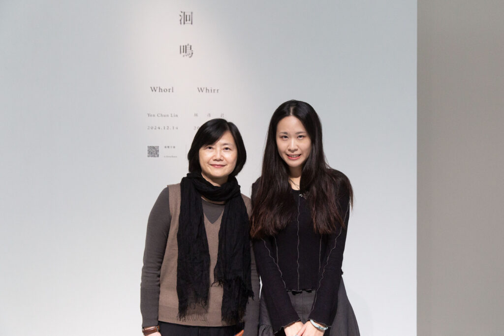 「洄鳴──林彥君個展」開幕會上，藝術家林彥君（右）與北美館副館長蔣雨芳合影。（圖/北美館提供）