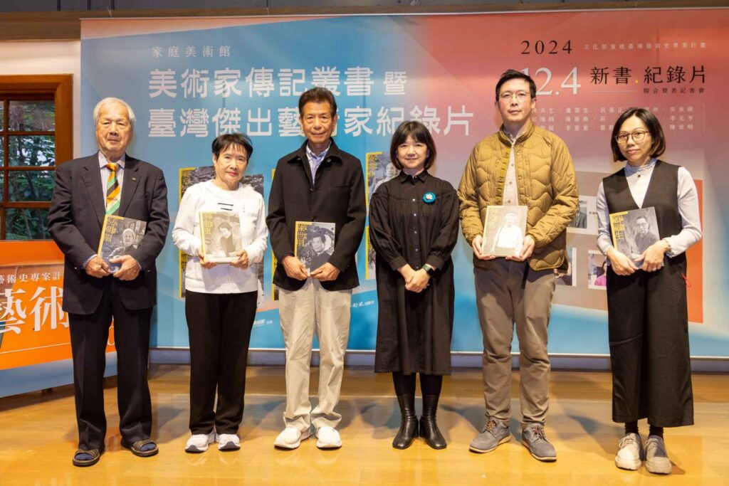 ▲文化部次長李靜慧(右三)與藝術家及撰書人合影留念。(記者 辛澎祥/攝)