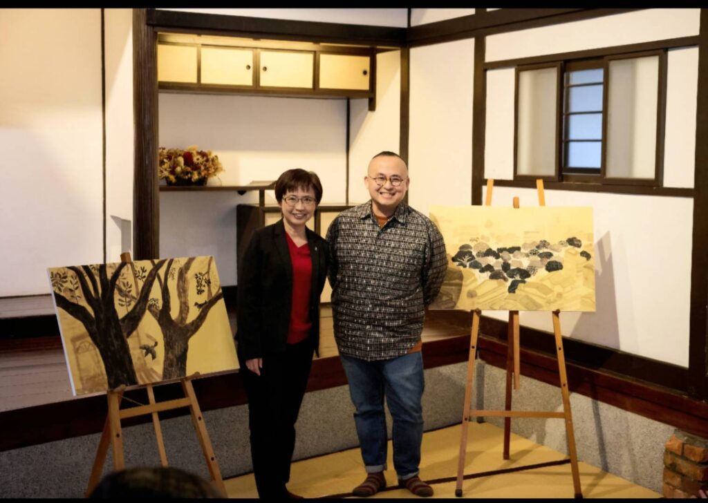 ▲陳瑩芳館長(左)與繪本創作者周宜賢合影留念。(圖/臺文館 提供)