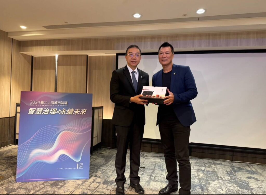 ▲台北市文化局長蔡詩萍（右）與上海市副市長金雷在論壇活動上合影留念。（圖/台北市文化局 提供）