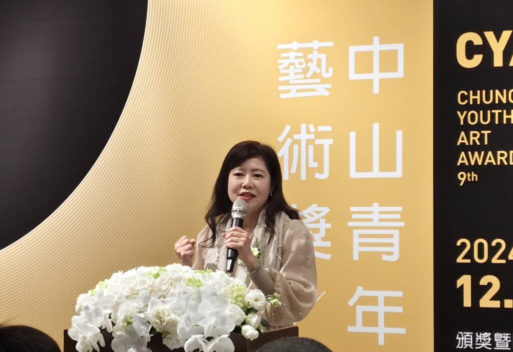 中華民國畫廊協會游文玫秘書長很高興能將優質的青年藝術家推廣至國際市場。（記者 陳安婷/攝）