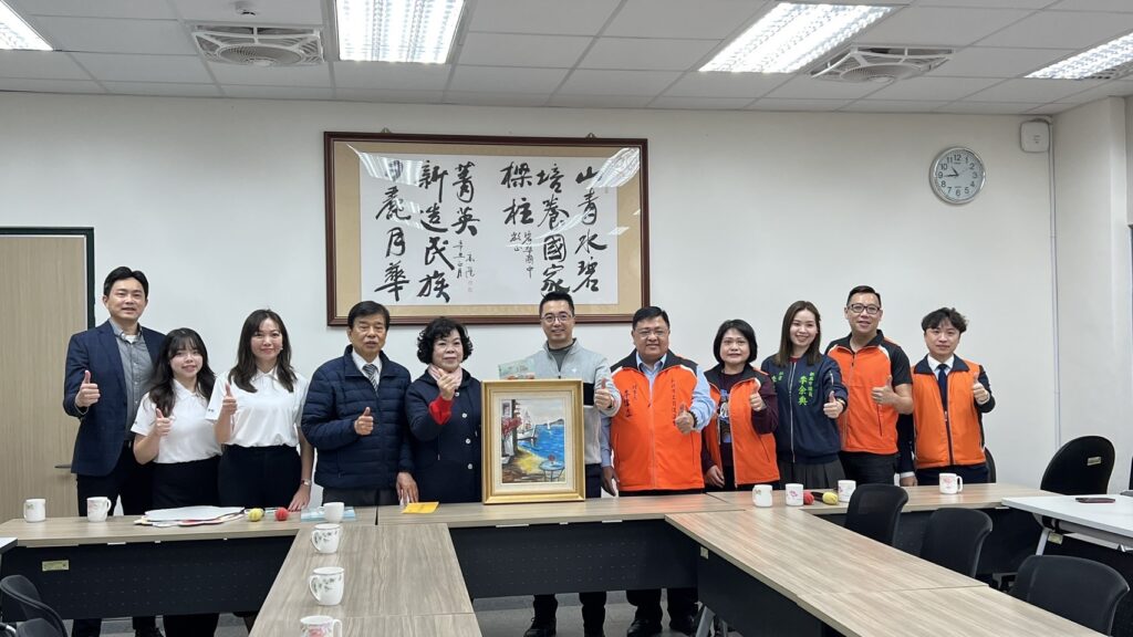 ▲楊淵文慈善基金會董事長楊燦煌(左四)代表基金會捐贈新臺幣十五萬元給碧華國中,由校長林建成(中)代表接受,右五則為碧華國中家長會會長李偉立以畫作義賣募款,後致贈給楊燦煌董事長典藏。(圖/楊淵文慈善基金會 提供)