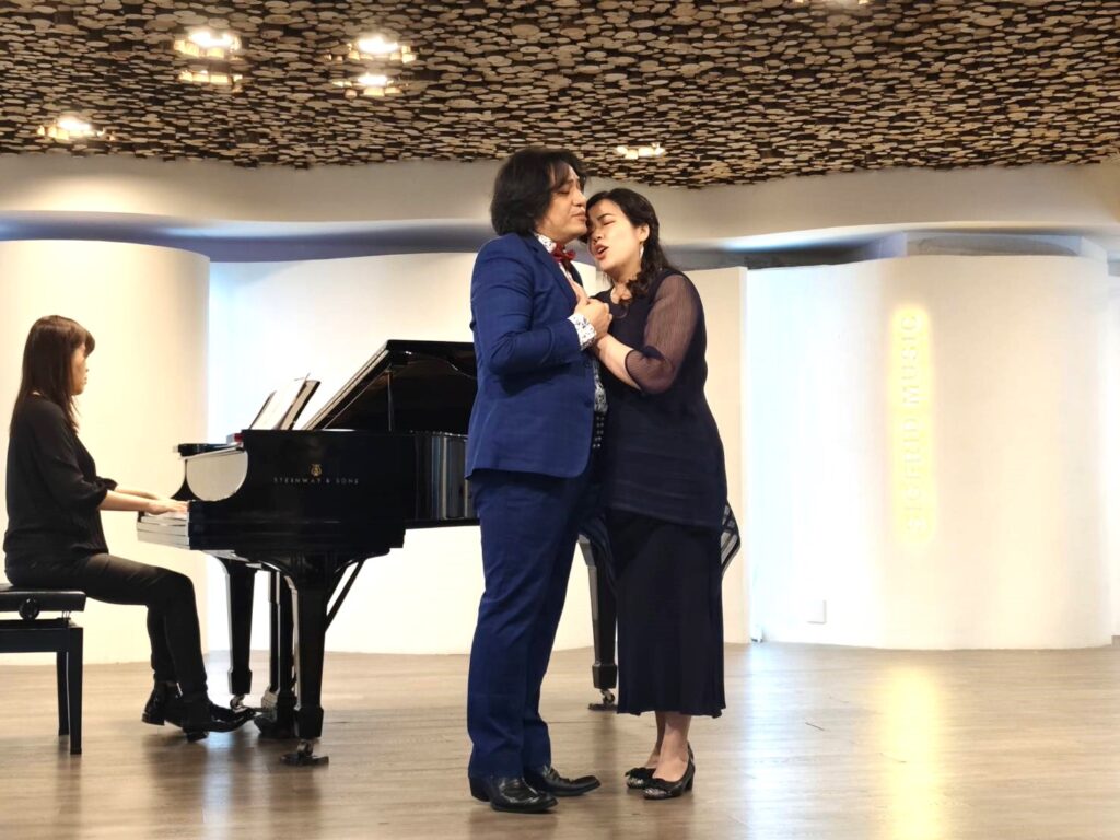 聲樂家林健吉、女高音賴珏妤現場演出，令人動容。（記者 陳安婷/攝 ）