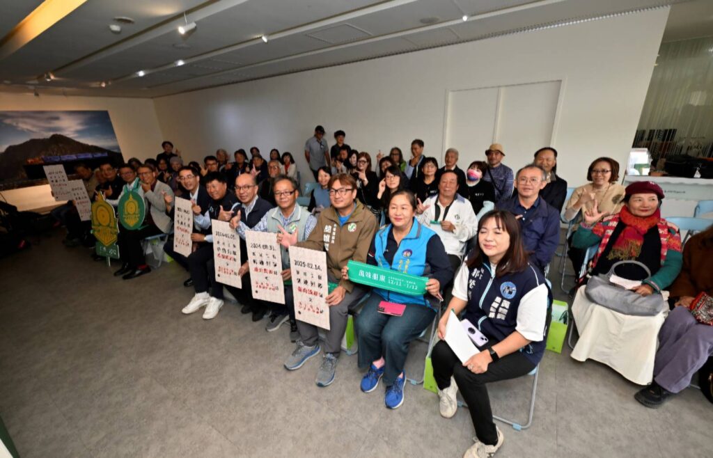▲出席開幕式的工藝界人士與各界貴賓開心合影留念。（圖/工藝中心 提供）
