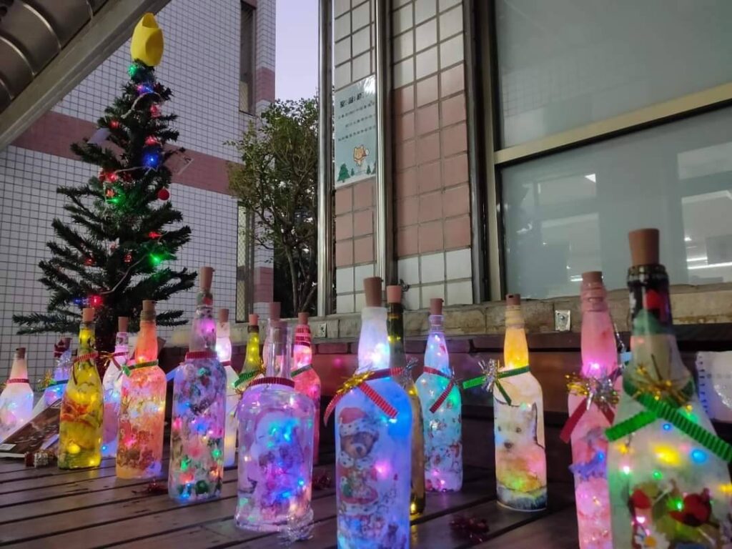 市圖總館舉辦「閃耀聖誕日—親子創意燈飾手作」活動，歡迎報名參加。（圖/文化局提供）