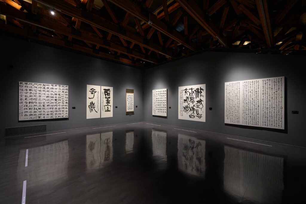 ▲展出中的韓國書法家的作品。(圖/桃園市文化局 提供)