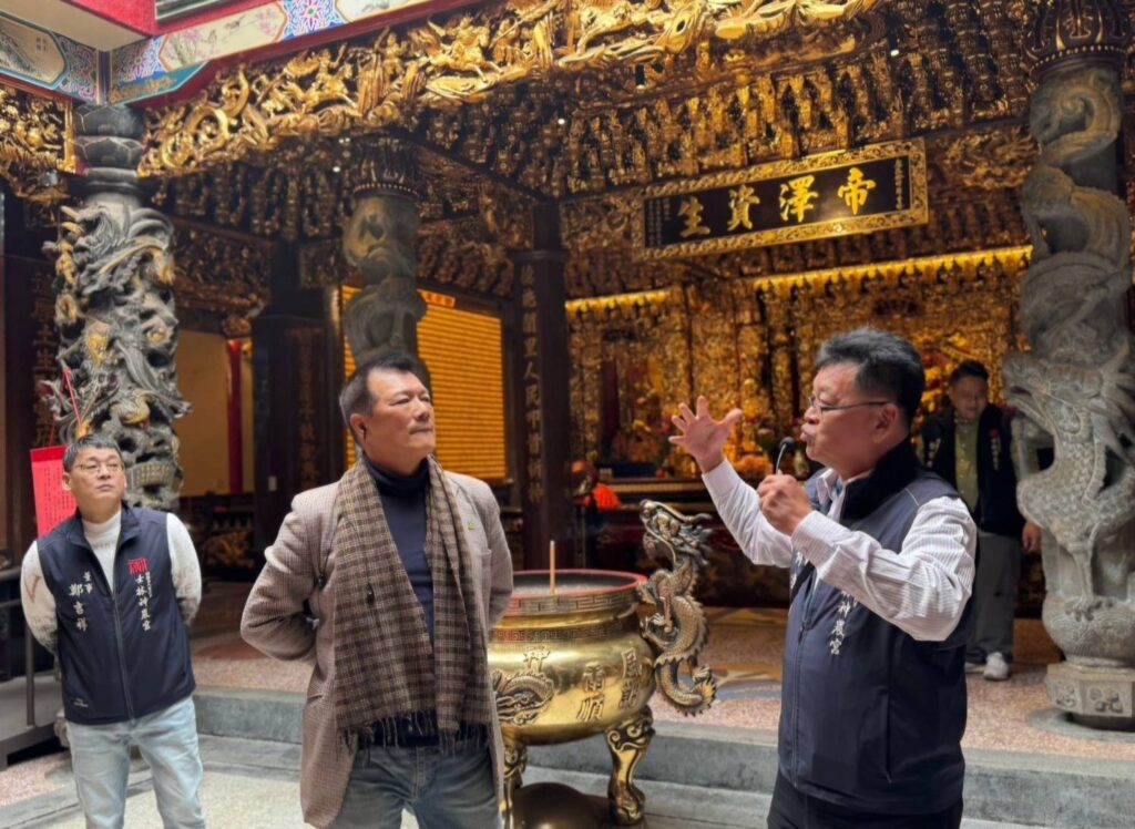 ▲台北市文化局長蔡詩萍（中）聽取士林神農宮廟方說明文化發展背景。（圖/台北市文化局 提供）