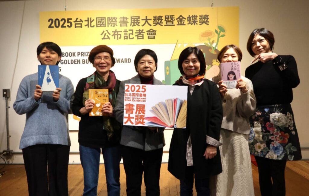 ▲文化部人文出版司副司長朱砡瑩(左三)與書展基金會執行長王秀銀(右三)與得獎者合影留念。(圖/書展基金會 提供)