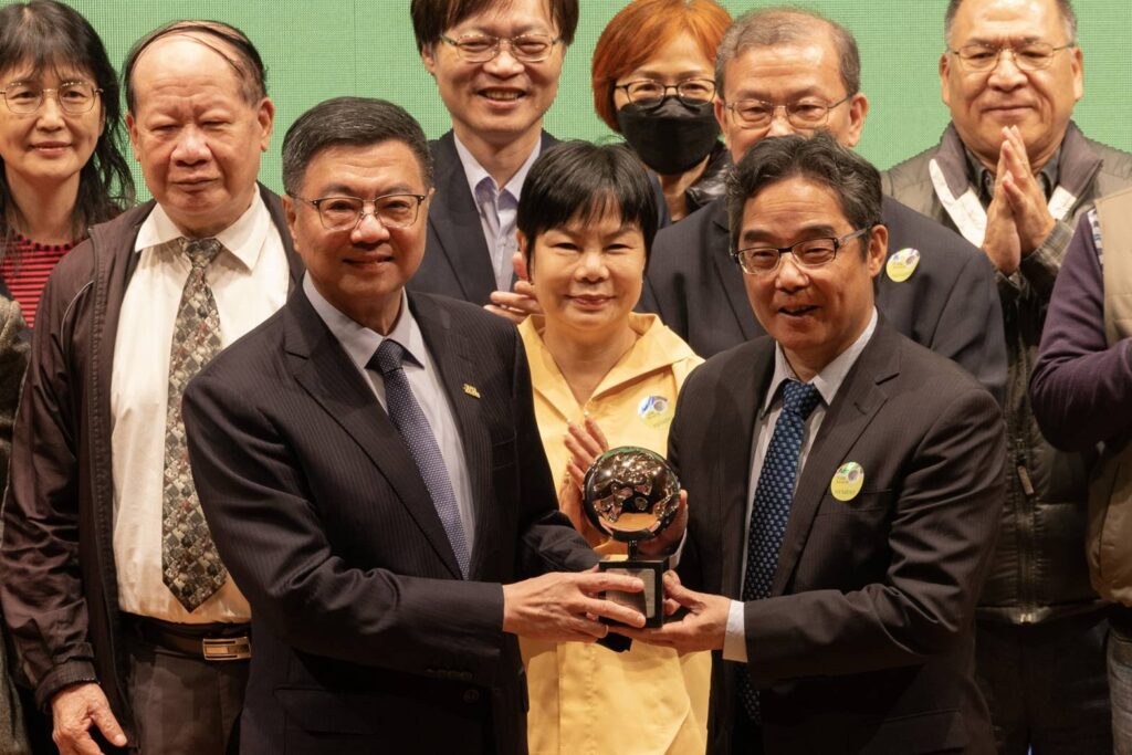 ▲行政院長卓榮泰（左三）頒發卓越獎給得獎人的台北市政府捷運工程局。（圖/文化部 提供）