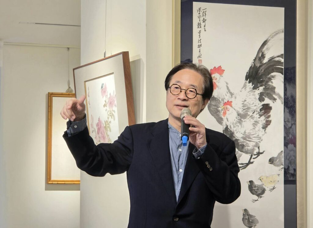 ▲長歌藝術傳播社長吳放,說明與廖新田教授首次合作紙本書冊的過程,從猶豫到信任,堪稱難忘的愉快。(記者 辛澎祥/攝)