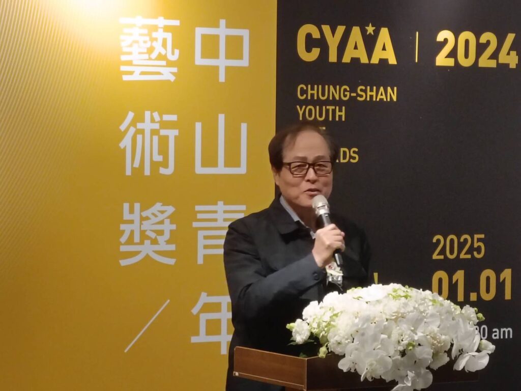 油畫類評審團代表蘇憲法教授舉自己為例，要妥善保存獲獎紀錄，因這是藝術家一生的重要經歷。（記者 陳安婷/攝）