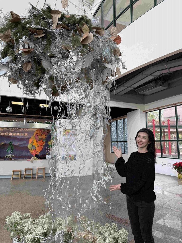 Fifi老師詹雅慧從纖博館場館特色與主題發想創作「纖徑X’mas」花藝裝置作品。(圖/纖維工藝博物館提供)