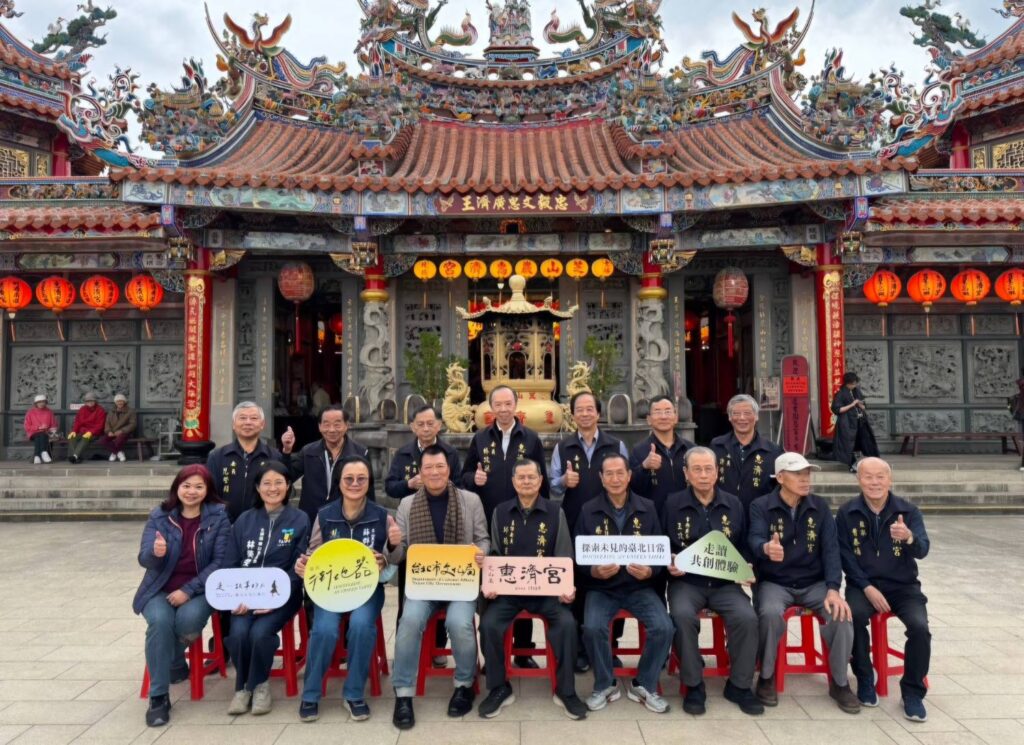 ▲活動現場廟方與文史界人士合影留念。（圖/台北市文化局 提供）