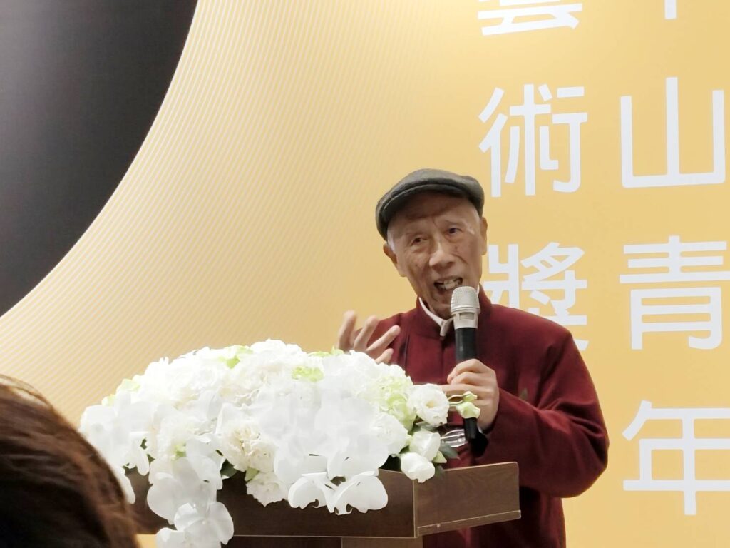 書法類評審團代表杜忠誥教授勉勵獲獎者得意不忘形，落選者失意不失志。（記者 陳安婷/攝）