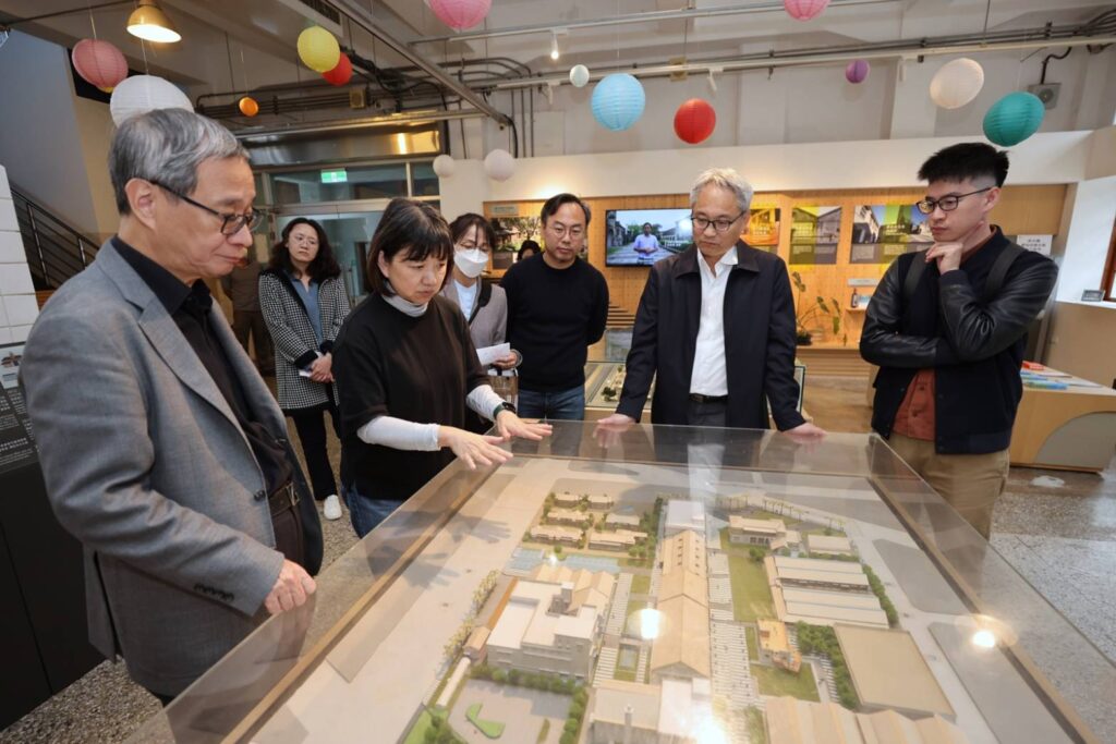 ▲李遠部長（左）次長李靜慧（左二）參觀文創基地建設藍圖。（圖/文化部 提供）