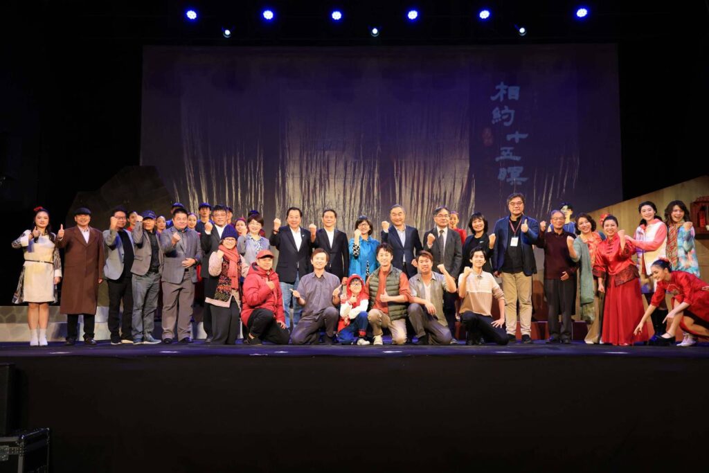 ▲出席活動的與會貴賓與演出單位代表開心合影留念。（圖/文化部 提供）