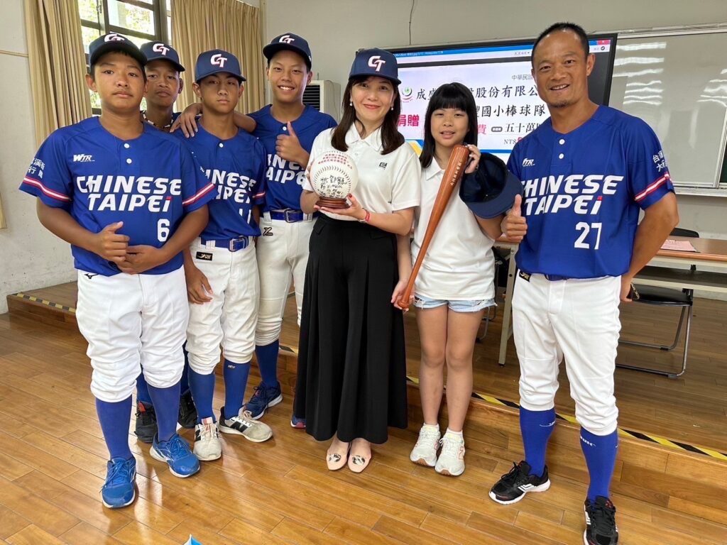 ▲宏利發建設公司董事長楊雅婷(右三)與新豐國小棒球隊球員合影留念,獲贈球具顯得十分開心。(圖/楊淵文慈善基金會 提供)