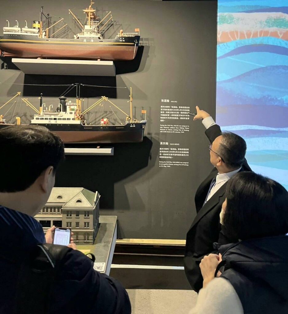 ▲故宮院長蕭宗煌針對陽明海洋文化藝術館珍品做出說明。(圖/故宮 提供)