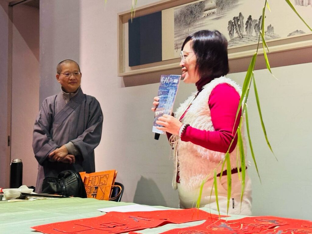 ▲萬海慈善基金會「停泊棧」主編張幸雯(右)致詞情形。(圖/陳耀姬 提供)