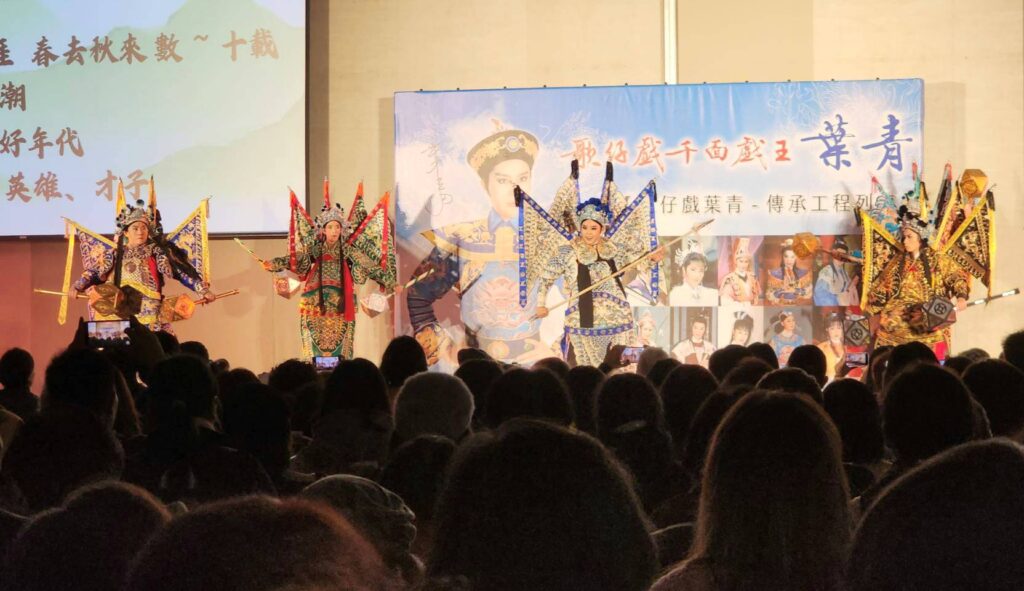 ▲葉青歌仔戲團員石惠君學生林祉淩（中）飾演岳飛一角，與八大槌的台上台下的演出，受到粉絲的熱烈賀綵。（記者 辛澎祥/攝）