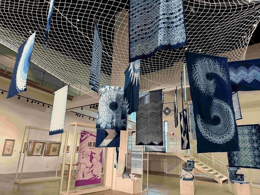 「承纖啟後~纖維學院師生聯展」展出藍染及繡畫作品。(圖/纖維工藝博物館提供)