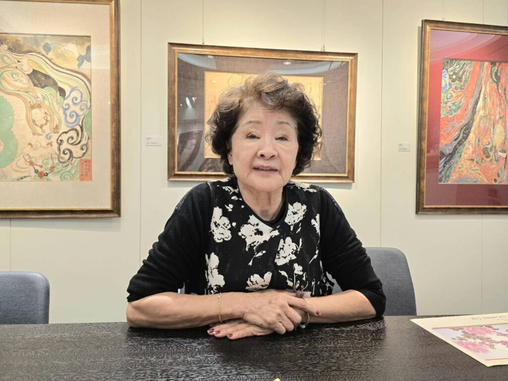 ▲胡克敏紀念館館長李中華，受訪時談及在書法家父親李超哉及水墨畫家胡克敏的薰陶教導下的習畫過程，總有那說不完的故事。（記者 辛澎祥/攝）