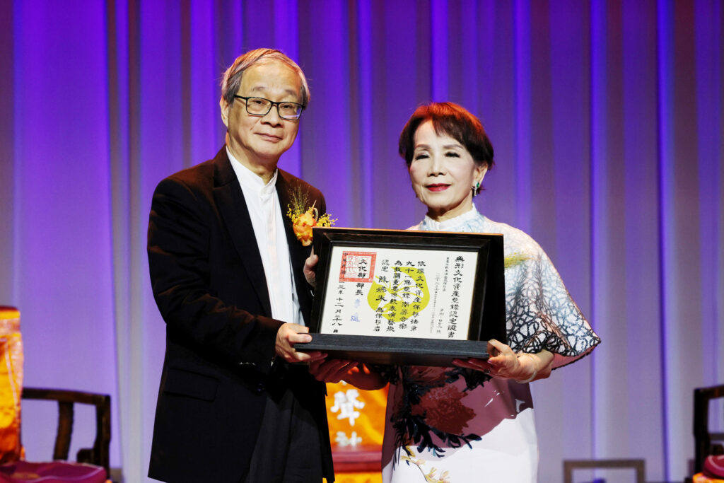 ▲文化部長李遠(左)頒授認定證書予重要傳統表演藝術「南管音樂」保存者陳嬿朱藝師,表彰其於南管音樂領域成就。(圖/文化部 提供)