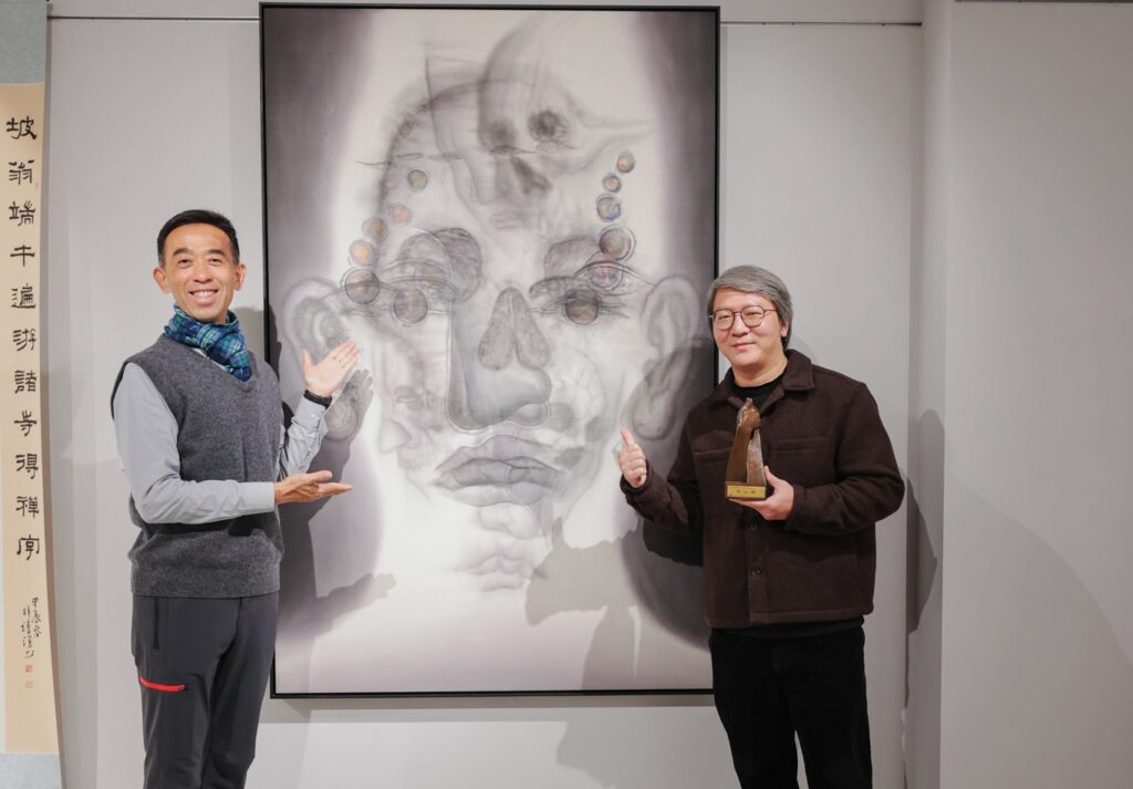 水墨類中山獎得主劉信義與國父紀念館王蘭生館長於得獎作品前合影。（圖/國父紀念館提供）