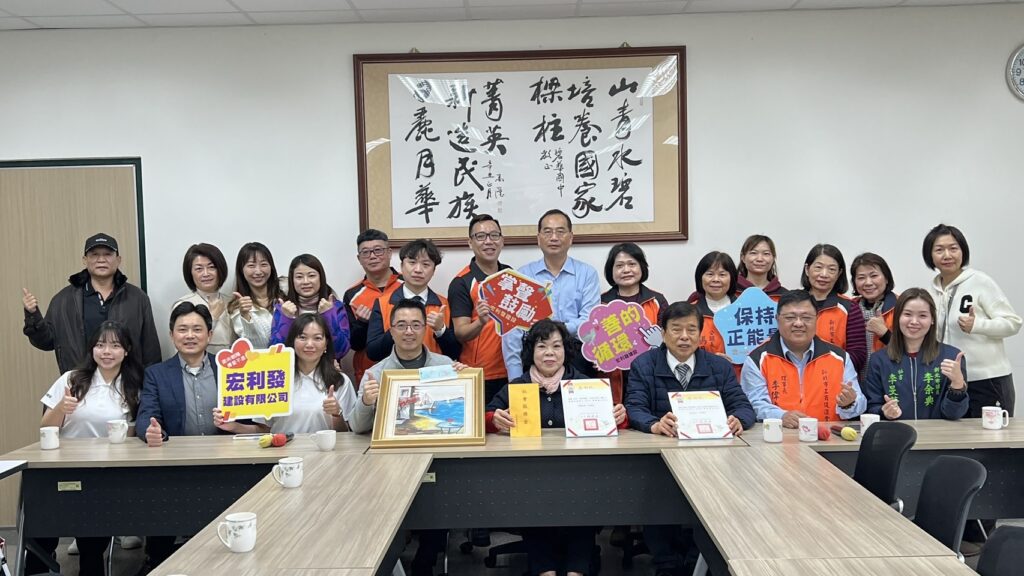 ▲捐贈儀式結束後,楊淵文慈善基金會、宏利發建設與碧華國中貴賓合影留念,共同見證這歷史的一刻。(圖/楊淵文慈善基金會 提供)