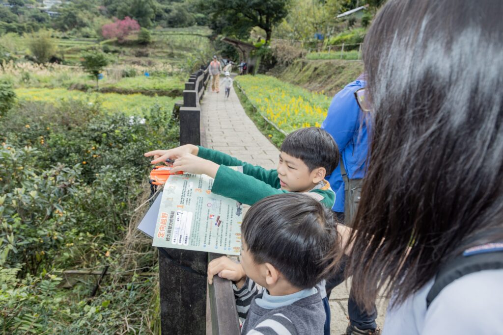 「樟樹步道花海起跑活動」定向解題。(圖/臺北市工務局大地工程處提供)