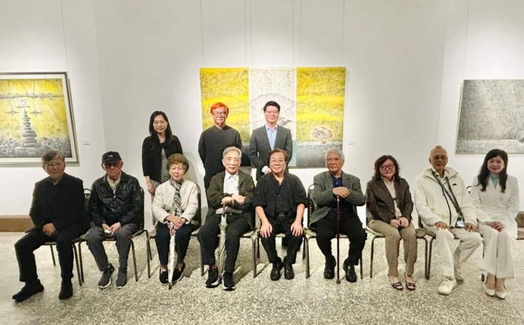 ▲藝術界重要領導人與師大美術系教授群，與李振明教授（前排中）開心合影留念。（圖/李振明 提供）