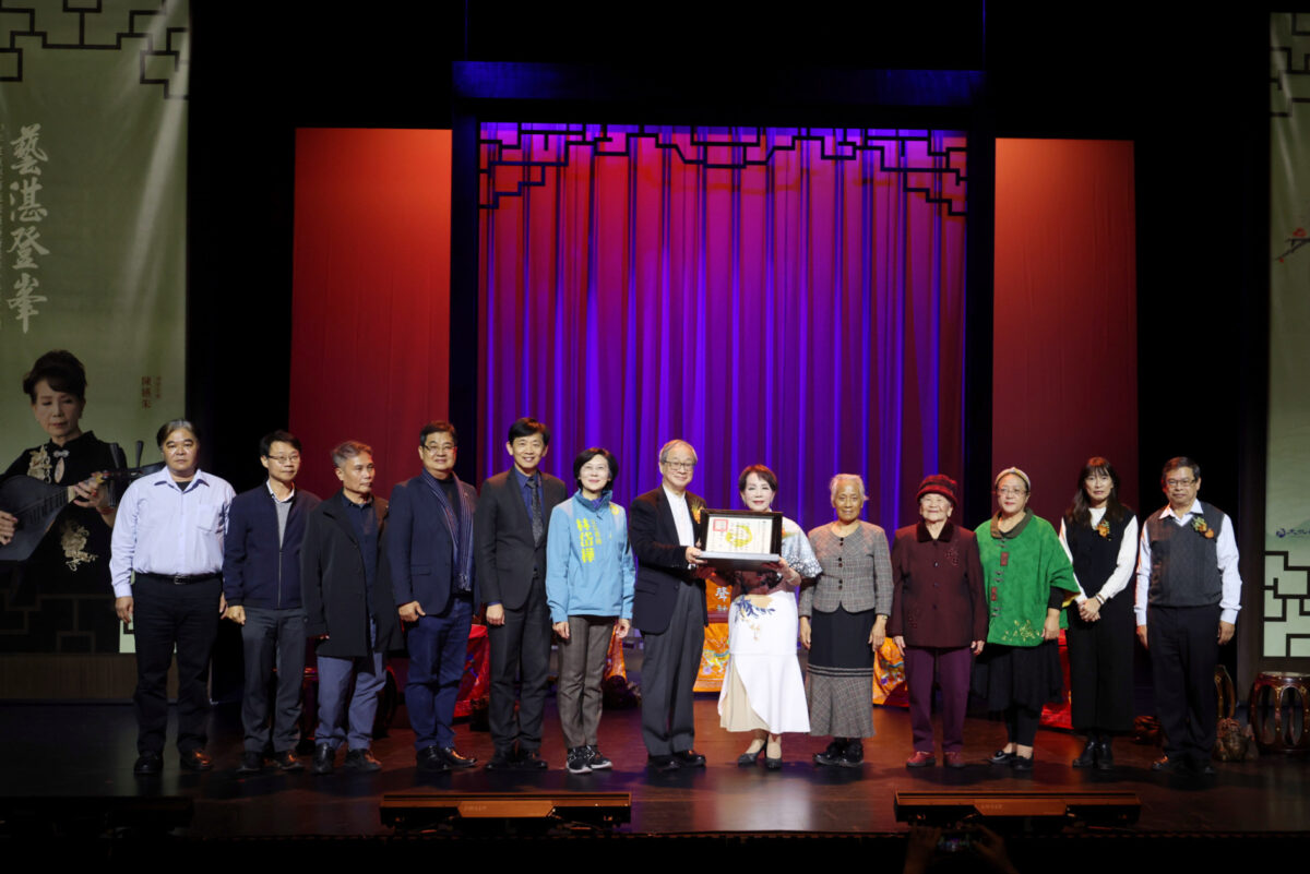 藝湛登峯  永續傳承  李遠授證113年重要傳統表演藝術保存者  場面感人