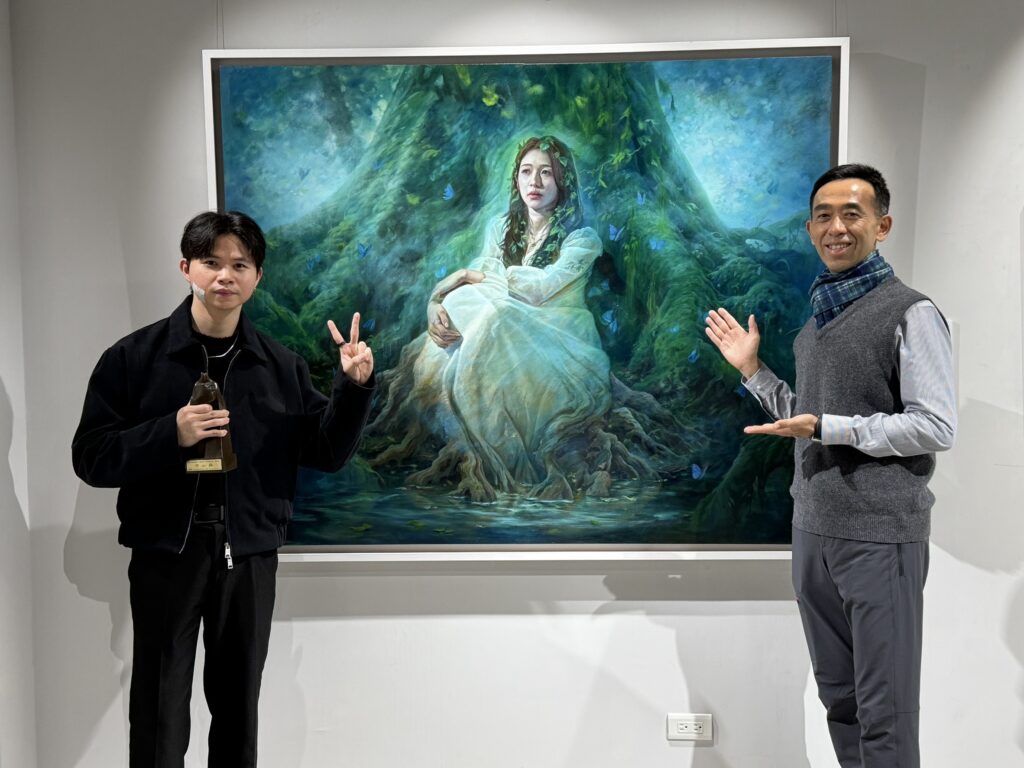 油畫類中山獎得主李梓維與國父紀念館王蘭生館長於得獎作品前合影。（圖/國父紀念館提供）