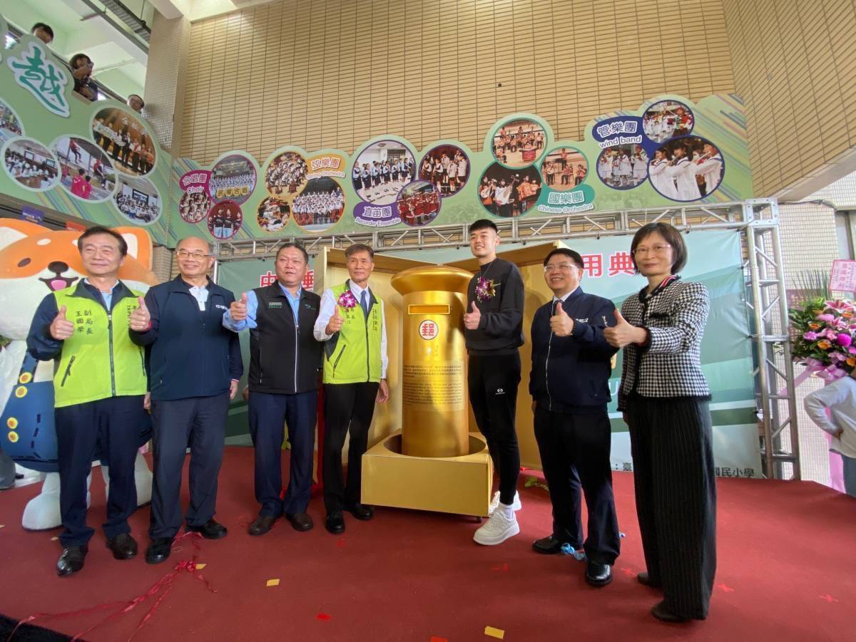 臺北郵局攜⼿⺠權國⼩打造第3座⾦牌郵筒   中華郵政奧運⾦牌郵筒揭幕啟⽤