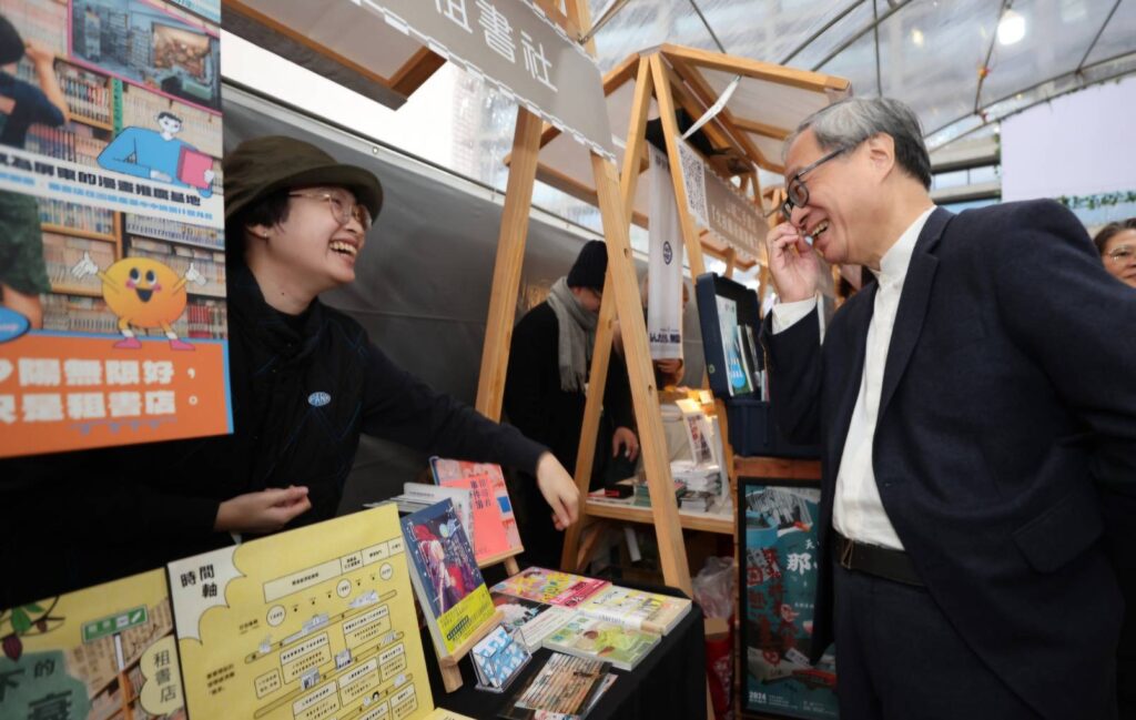 ▲李遠部長（右）參訪現場社區營造地分攤位，與業者開心互動。（圖/文化部 提供）
