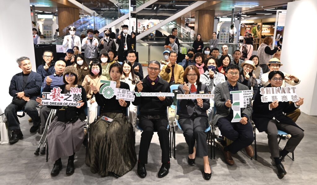 「2024工藝之夢特展」臺中登場，參與開幕儀式貴賓合影。（圖/工藝中心提供）