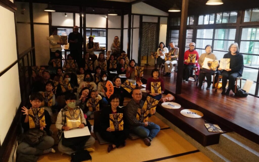 ▲出席活動的各界貴賓與創作者開心合影留念。(圖/臺文館 提供)