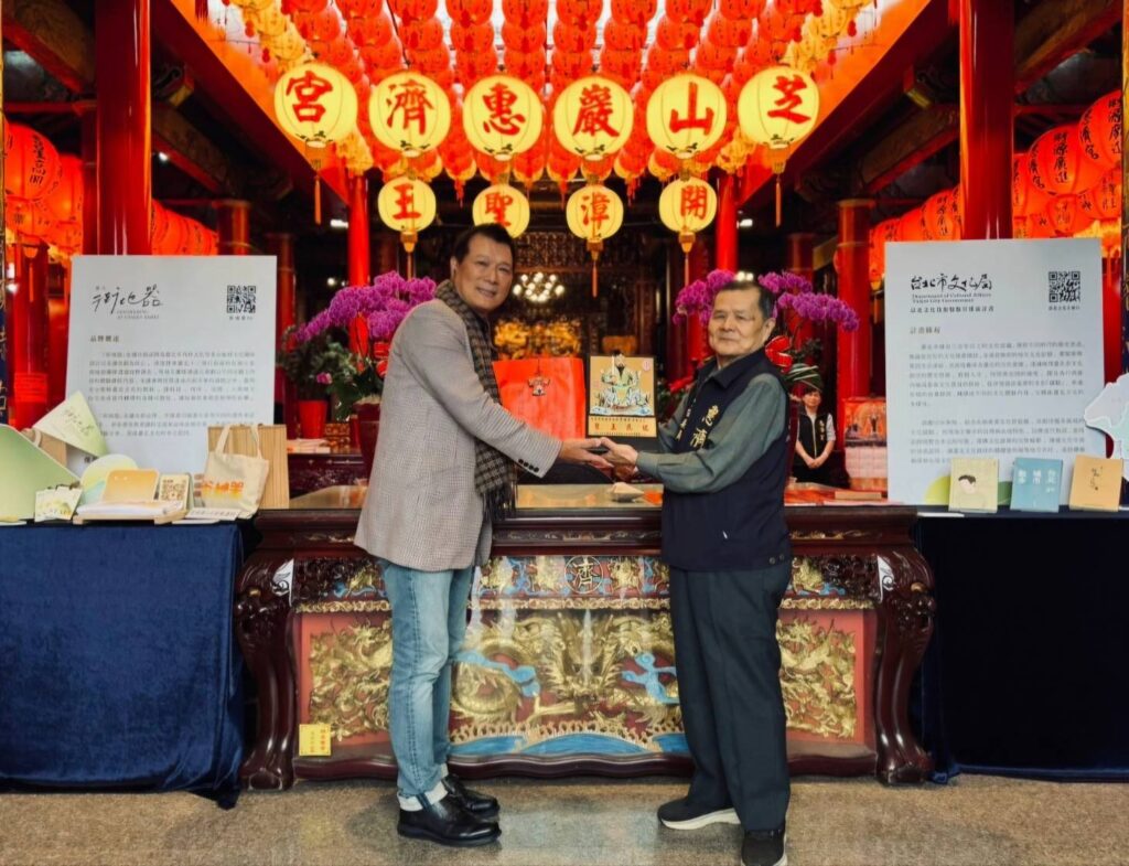 ▲台北市文化局長蔡詩萍（左）接受士林芝山巖惠濟宮贈送的文獻資料。（圖/台北市文化局 提供）