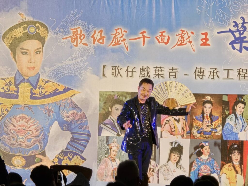 ▲葉青歌仔戲團團員主攻生行的楊懷民，演唱時表現出靈活的肢體身段，讓現場粉絲讚不絕口。（記者 辛澎祥/攝）