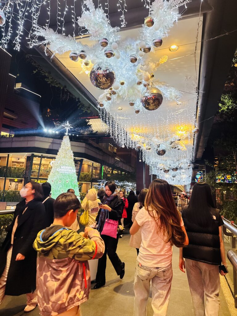 新光三越台北信義新天地—冰晶隧道,光彩耀眼。(圖/台北市商業處提供)