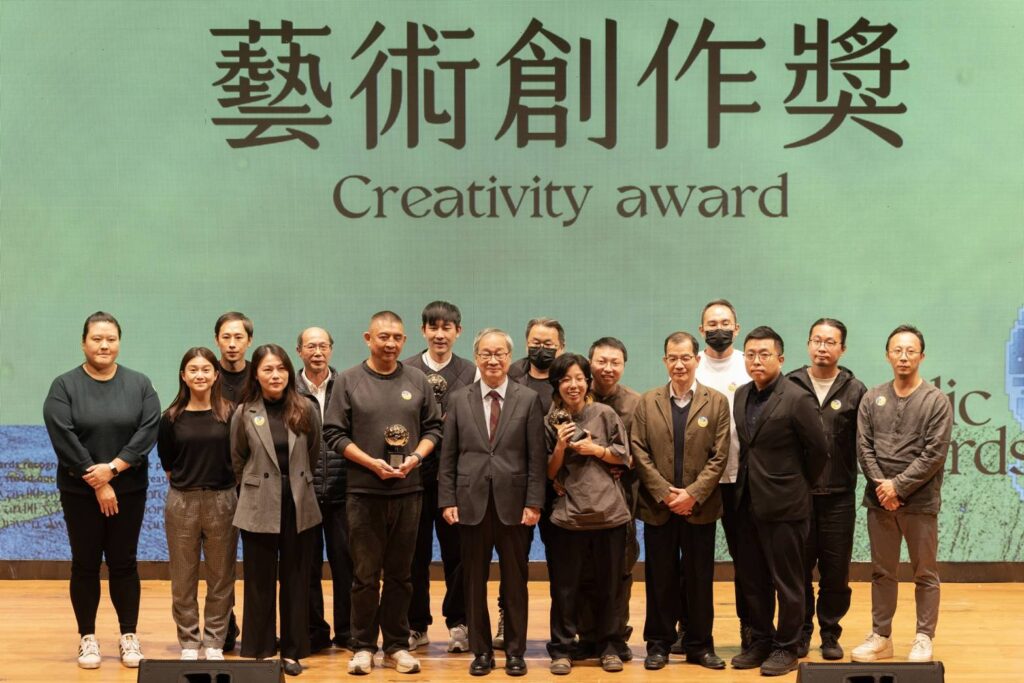 ▲獲得藝術創作獎的得獎單位與文化部長李遠（中）合影留念。（圖/文化部 提供）