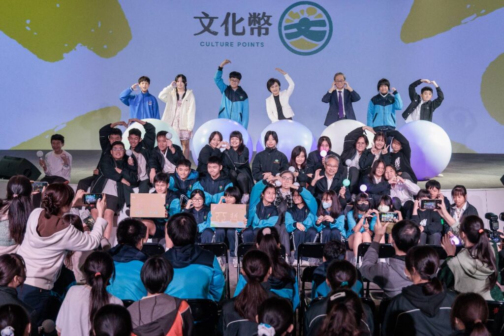 ▲發佈會結束後文化部與在場學生代表大合照,場面熱烈。(記者 辛澎祥/攝)